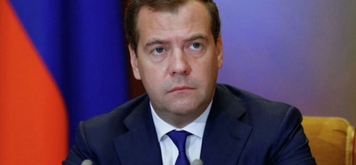 Медведев распорядился выделить 20 000 000 000 рублей