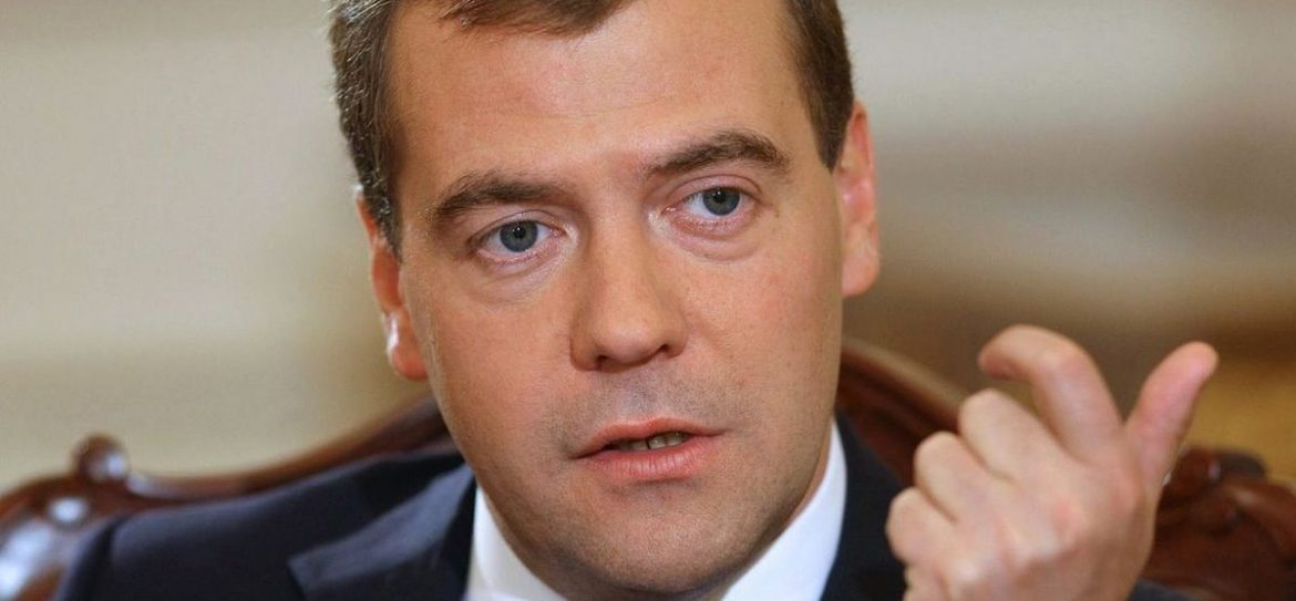 Медведев хочет потратить 177 млн долларов на ямочный ремонт дорог