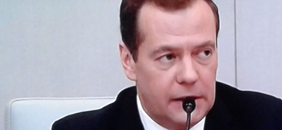 Медведев: МРОТ составит 7800 рублей