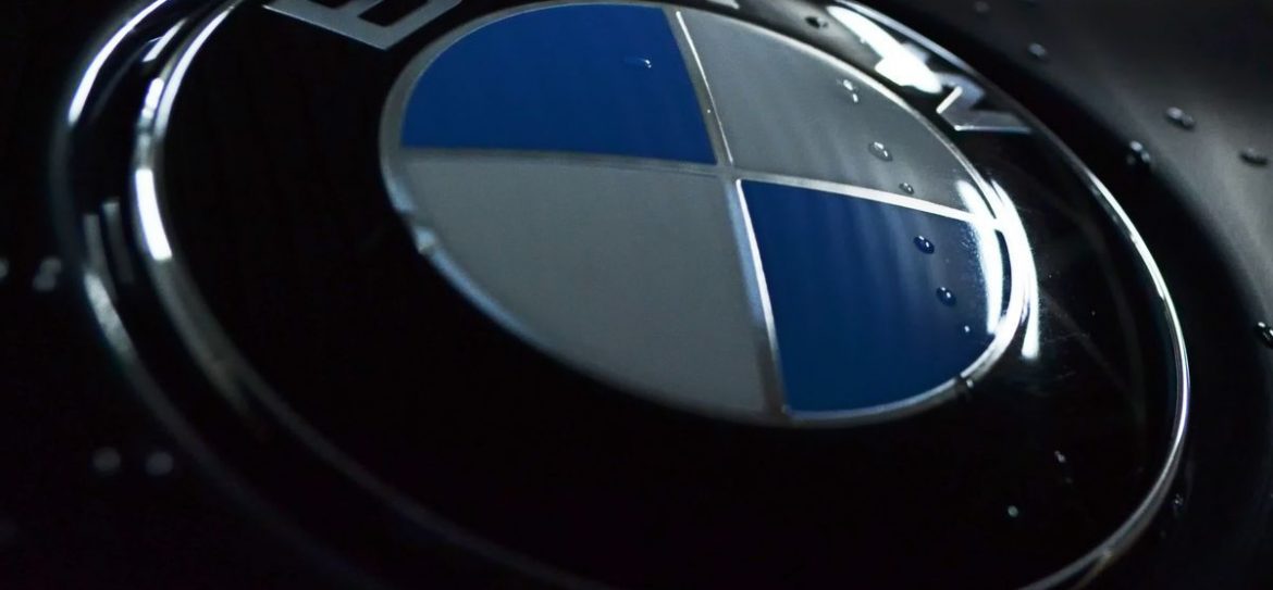 На Арбате BMW столкнулся со скорой