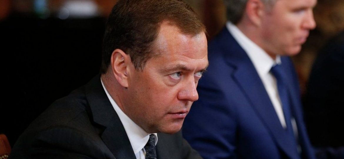 Медведев ждет больше денег в бюджет
