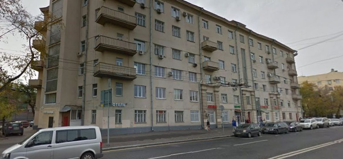 В Москве на Комсомольской горит дом