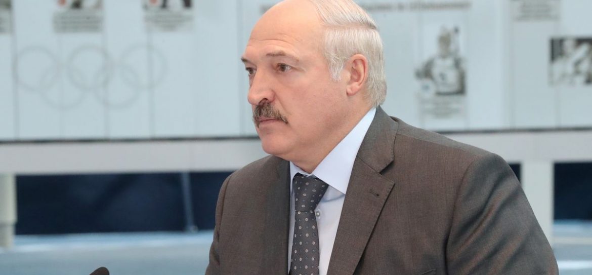 Лукашенко в субботу копал картошку, а как вы проводите выходные