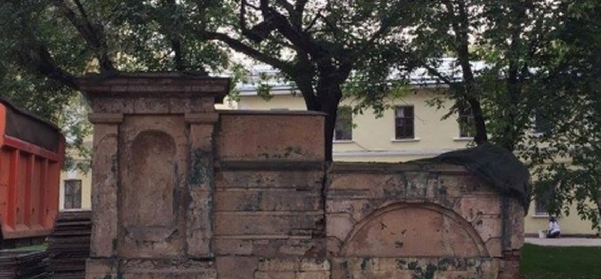 Старинную ограду снесли в центре Москвы на Пречистенке