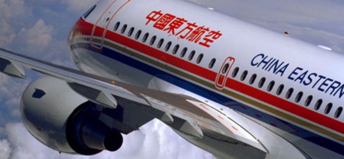 Стюардесса китайской авиакомпании China Eastern выпала из лайнера