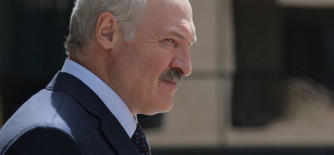 В центре Минска на Октябрьской площади идет незаконная акция протеста