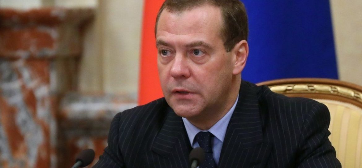 Медведев запретил покупать импортную одежду