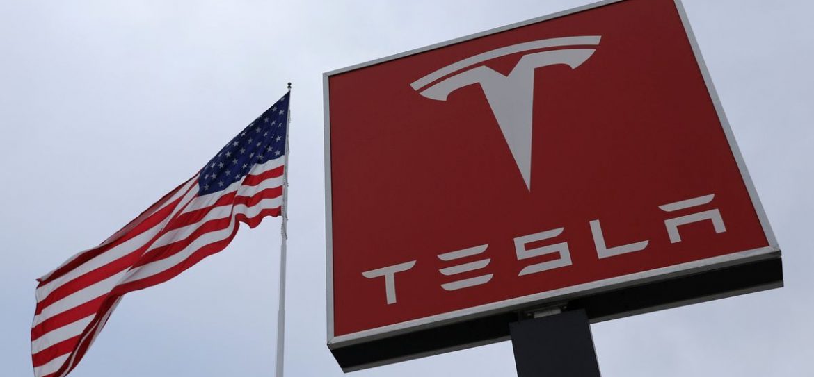 Американская Tesla сократила несколько от 400 до 700 сотрудников