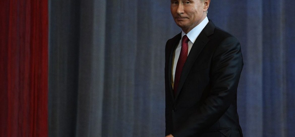 Путин продлил действие указа о сокращении зарплаты главы государства