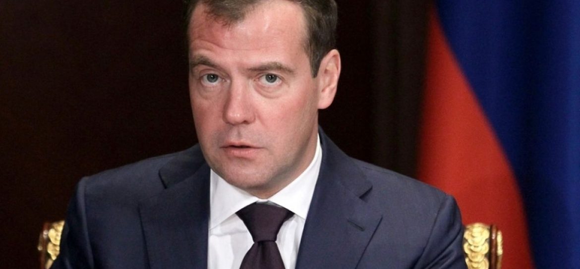 Медведев разрешил китайцам добывать золото в России