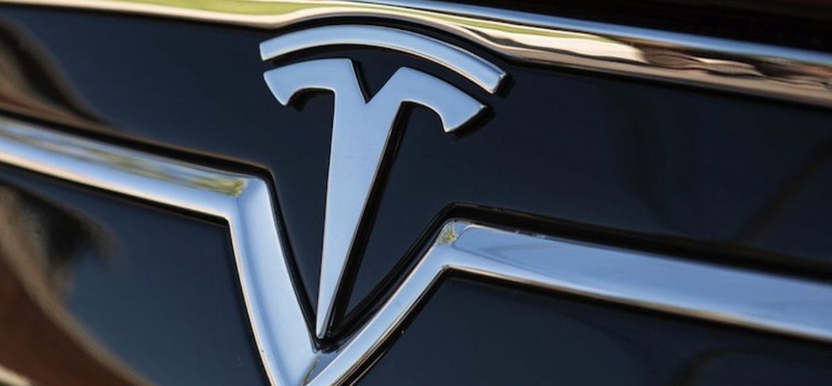 Компания Tesla падает третий квартал подряд