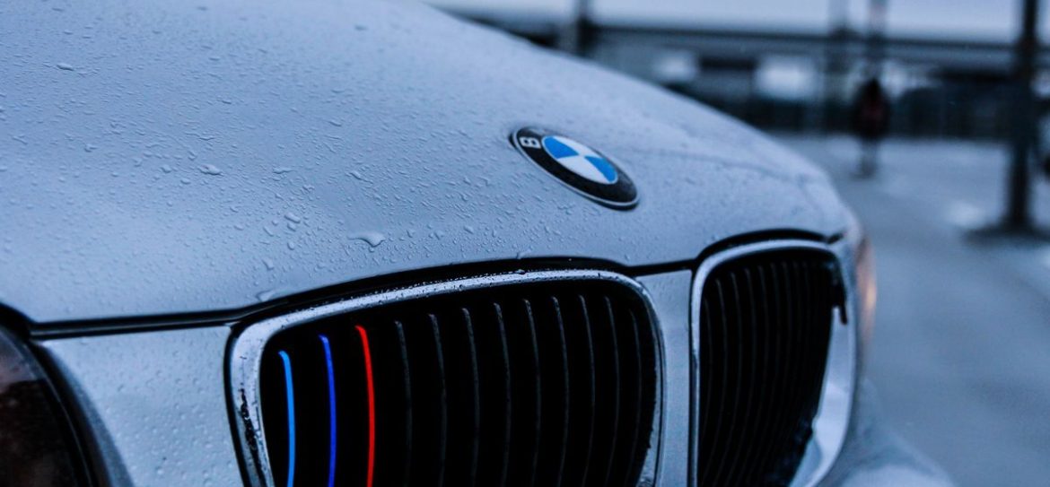 Водитель BMW, проехавший по тротуару у стен Кремля, сдался властям