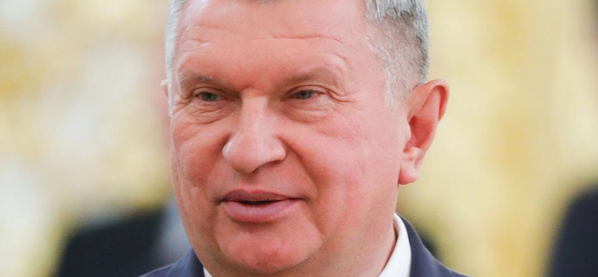 Сечина вызвали в суд по E-mail