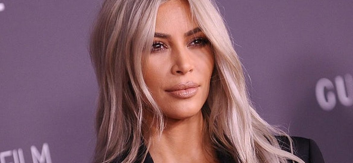 Москвичи стоят в очереди за обувью супруга Ким Кардашьян