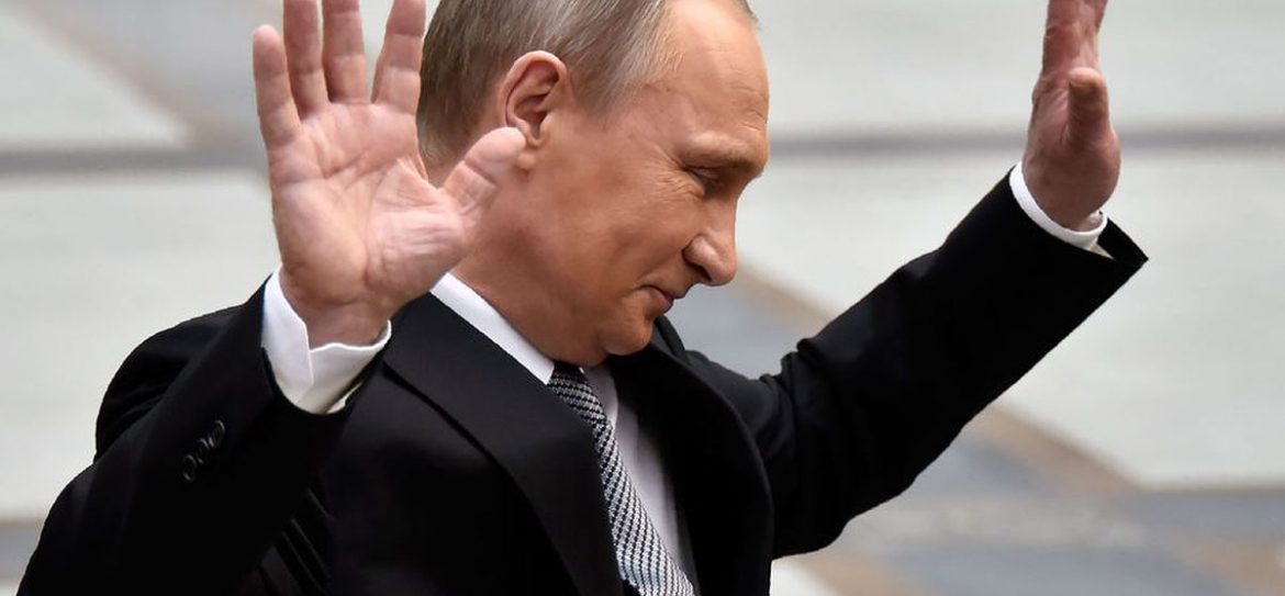 Президент Путин подарил картину патриарху Кириллу в его День Рождения