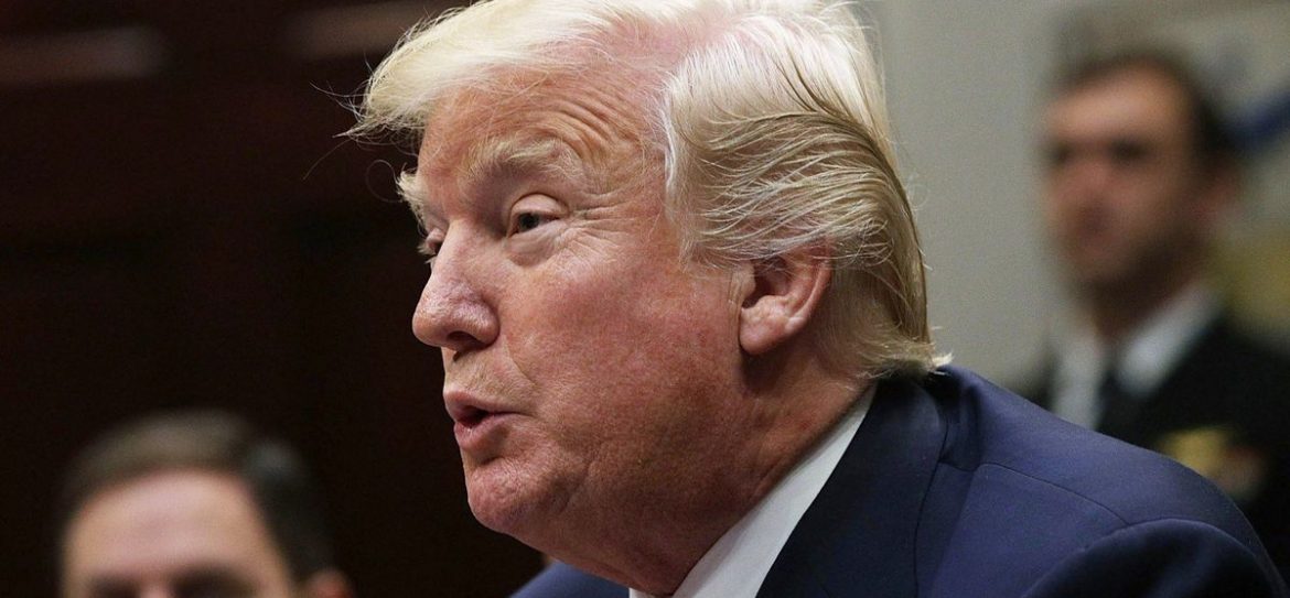 Дональд Трамп отслеживает ситуацию в Техасе из Японии