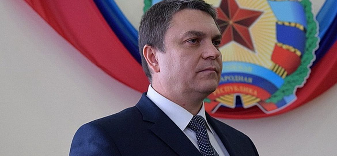 На здании МВД в Луганске рядом с флагом ЛНР установили флаг России
