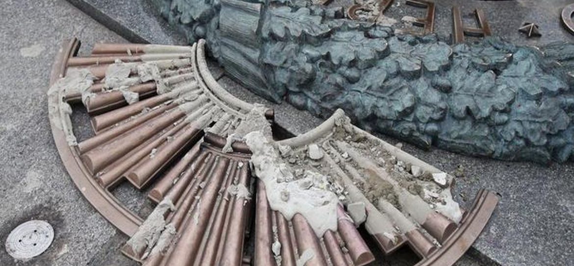 Неизвестные залили цементом мемориал «Вечный огонь» в Киеве