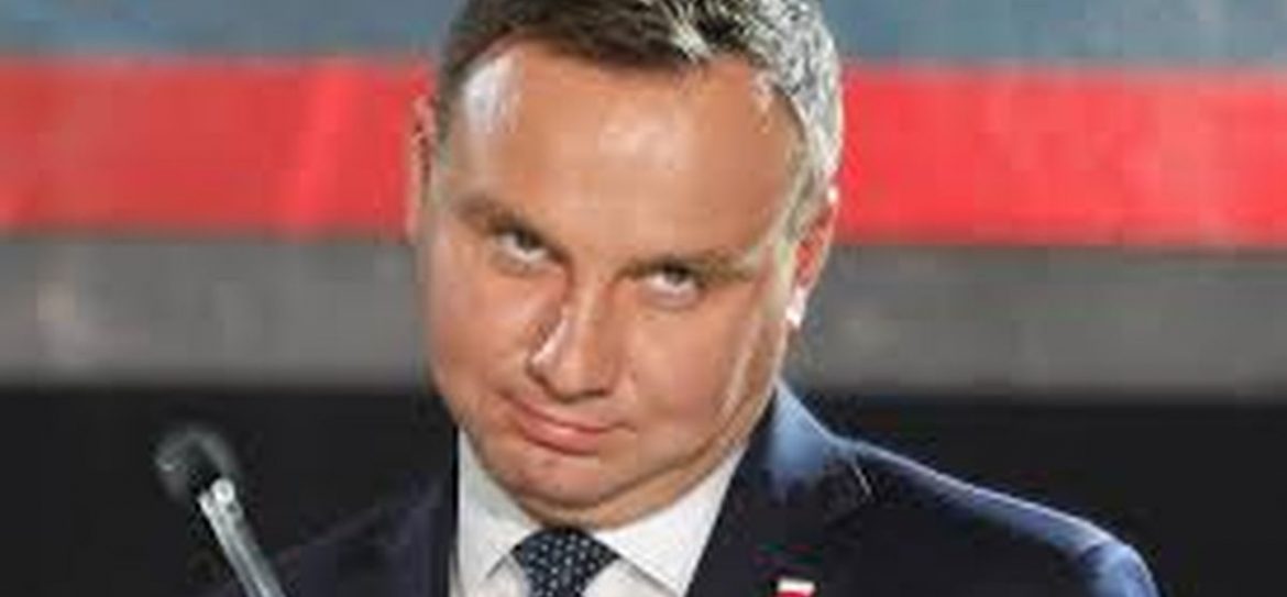 Почему президент Польши обезьянничает
