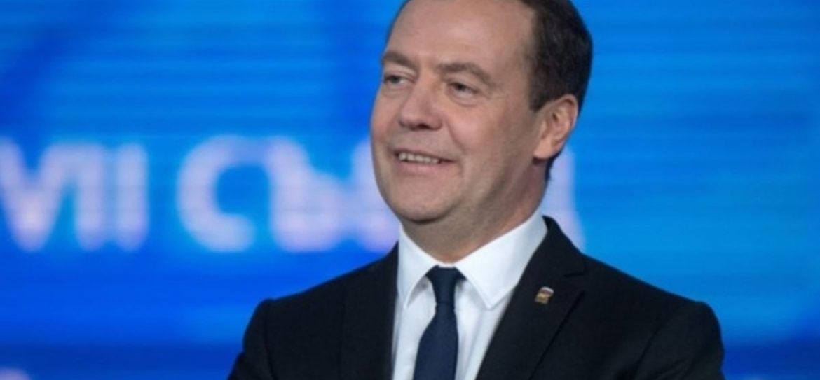 Медведев повысит налог на доходы физических лиц до 15%