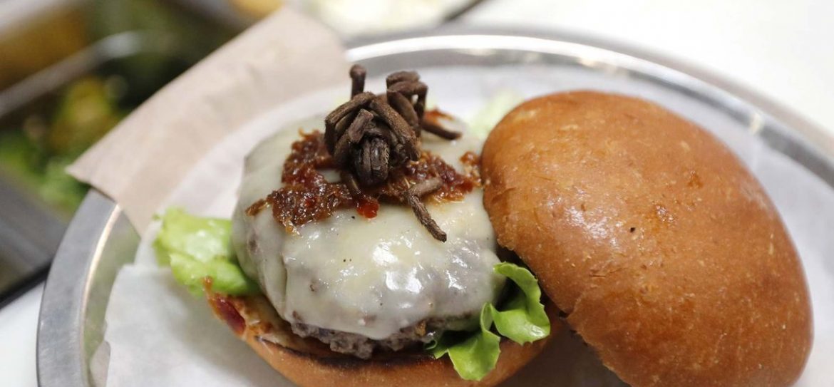 Ресторан Bull City Burger & Brewery в Северной Каролине в рамках месяца экзотической кухни добавил в меню бургеры с тарантулом