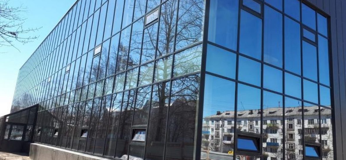 На сводах Ледяной пещеры, которая завтра откроется в парке «Зарядье», заморожено около 70 тонн воды