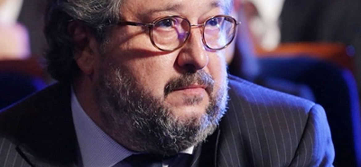 И старший, и младшие Минцы покинули страну