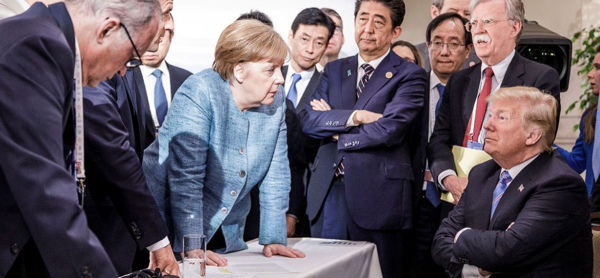 Фотографию, на которой президента США Дональда Трампа окружили лидеры G7, уже несколько дней обсуждают в соцсетях