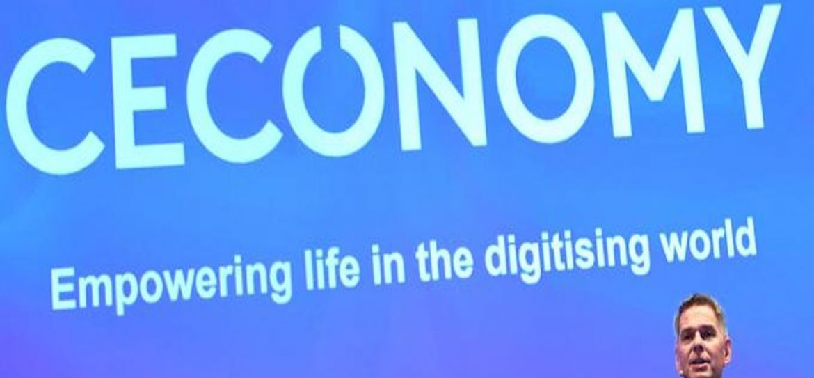 Немецкая группа Ceconomy в ближайшие дни может заключить сделку по продаже своего бизнеса в России, сети магазинов бытовой техники и электроники Media Markt, группе «Сафмар» Михаила Гуцериева