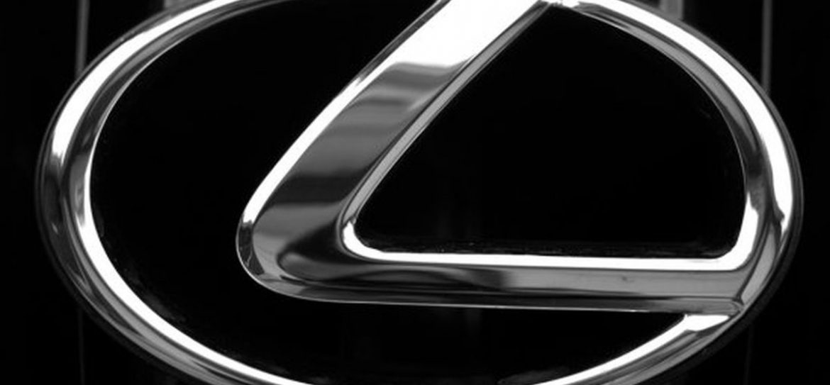 В ЮВАО автомобиль Lexus врезался в стену административного здания