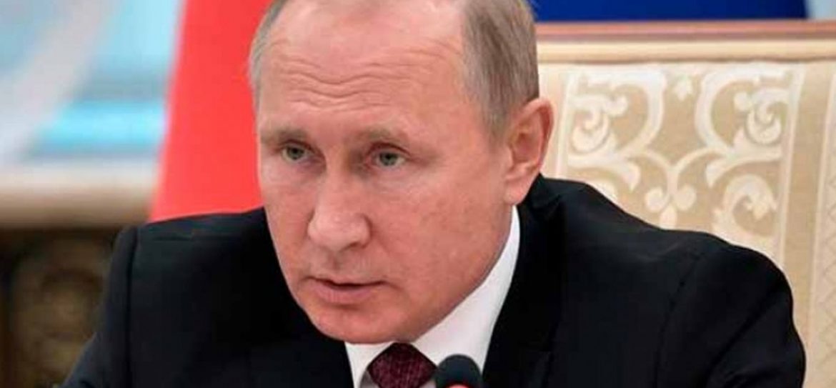 Президент РФ Владимир Путин обошел на катере парадный строй кораблей