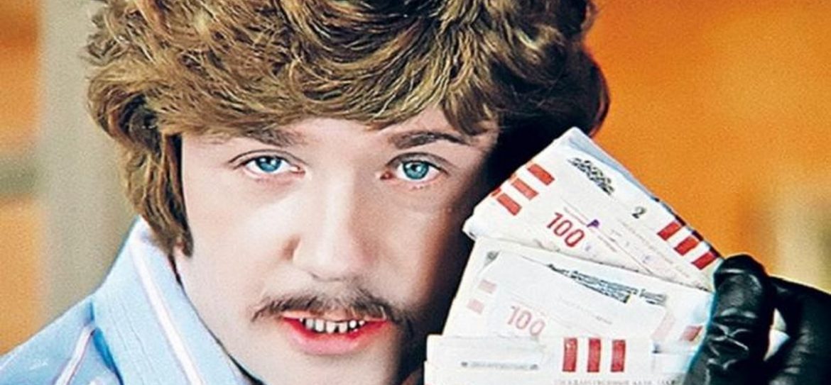 Почти две трети россиян (66 процентов) хранят свои сбережения в рублях