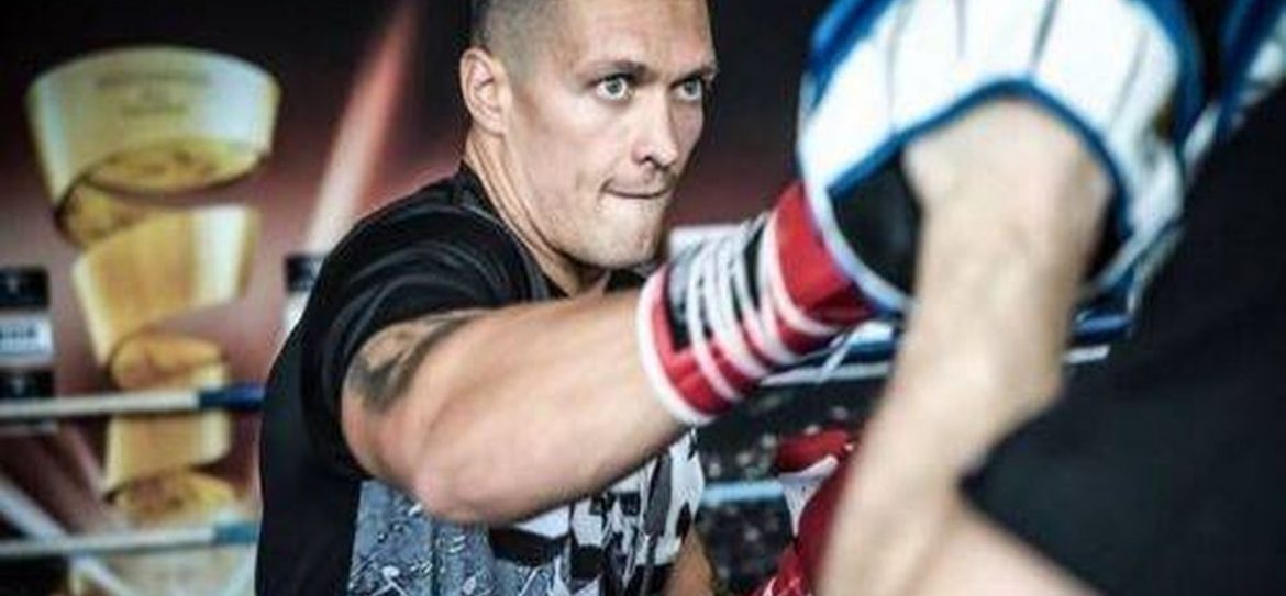 Усику присудили победу в бое с Тони Белью