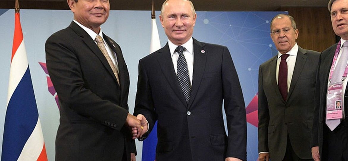 Путина в Сингапуре проверили на наличие колющих и режущих предметов