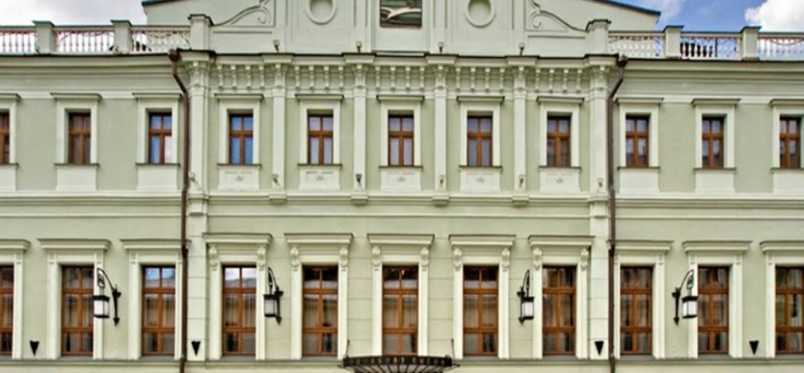 Москва запустила в метро тематический поезд в честь юбилея МХТ Чехова