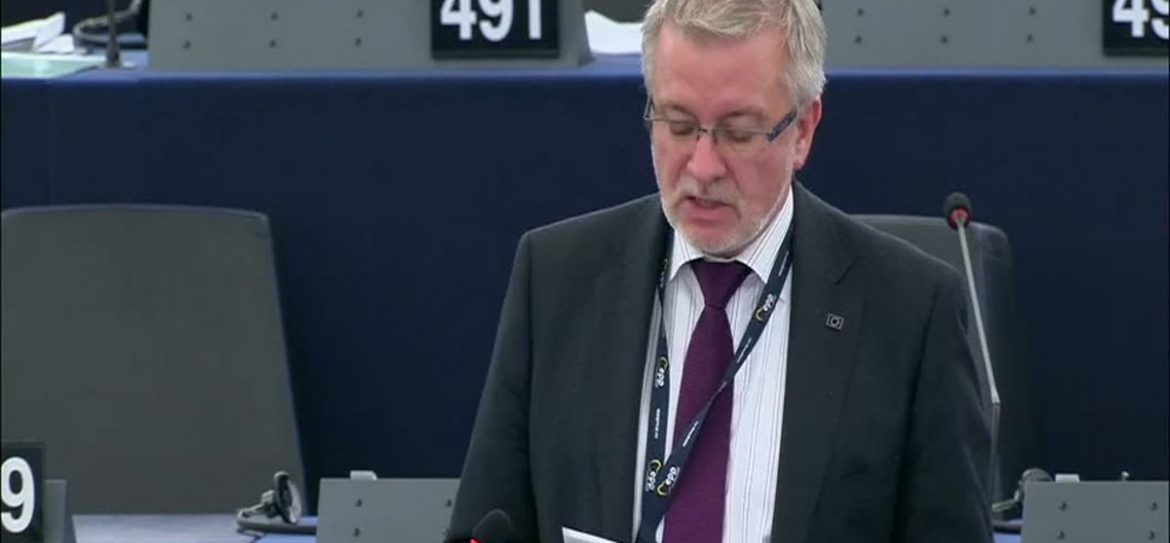 Порошенко испугался критики и сбежал с дебатов в Европарламенте