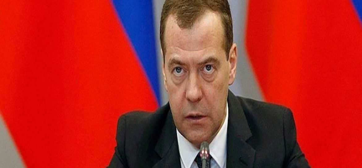 53% россиян требуют отставки Медведева