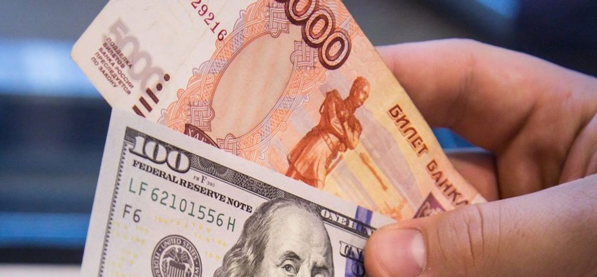 На открытии торгов рубль снижается к доллару и евро