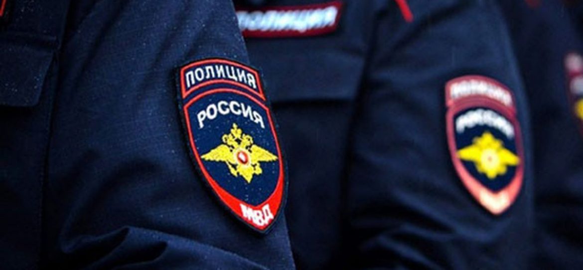 Нетрезвый мужчина облил краской памятник «Вежливым людям» в Крыму