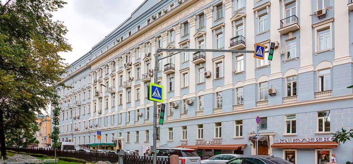 В жилом доме на Арбате произошел крупный пожар, есть погибшие