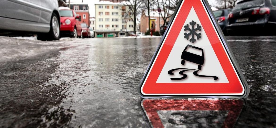 ГУ МЧС России по Москве предупредило жителей города о гололедице