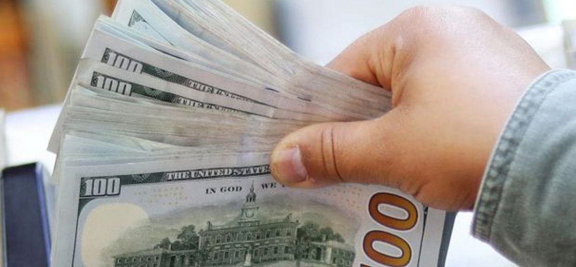 Курс доллара на Московской бирже опустился ниже отметки 64 рубля впервые с августа прошлого года