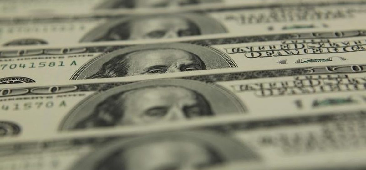 Курс доллара упал на 10 копеек – до 65,81 рубля