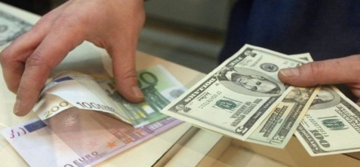 МЭР понизил прогноз по курсу рубля с 63,9 рубля до 66 рублей за доллар