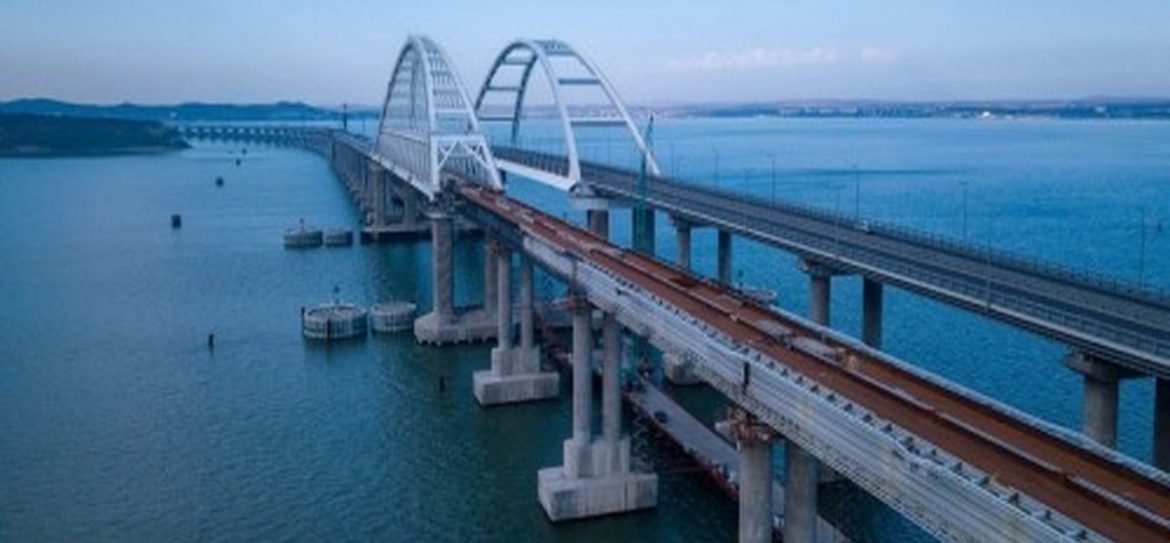 Строители приступили к укладке рельсов на Крымском мосту со стороны Керчи