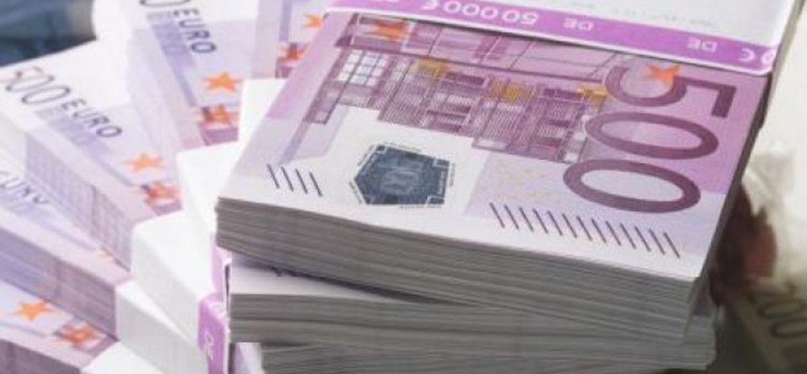 Рубль дешевеет к доллару и евро