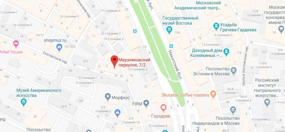 Внедорожник врезался в патрульную машину полиции в центре Москвы