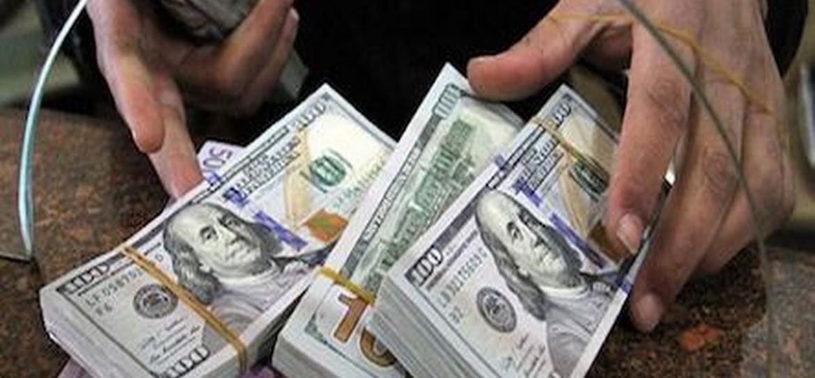 Рубль стал слабее по отношению к доллару и к евро