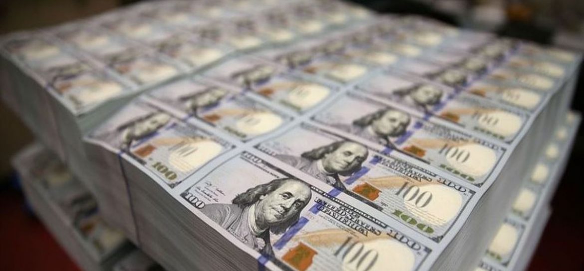 За пять месяцев из России вывезли 2,27 трлн рублей