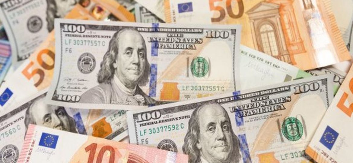 Рубль подорожал к доллару и евро
